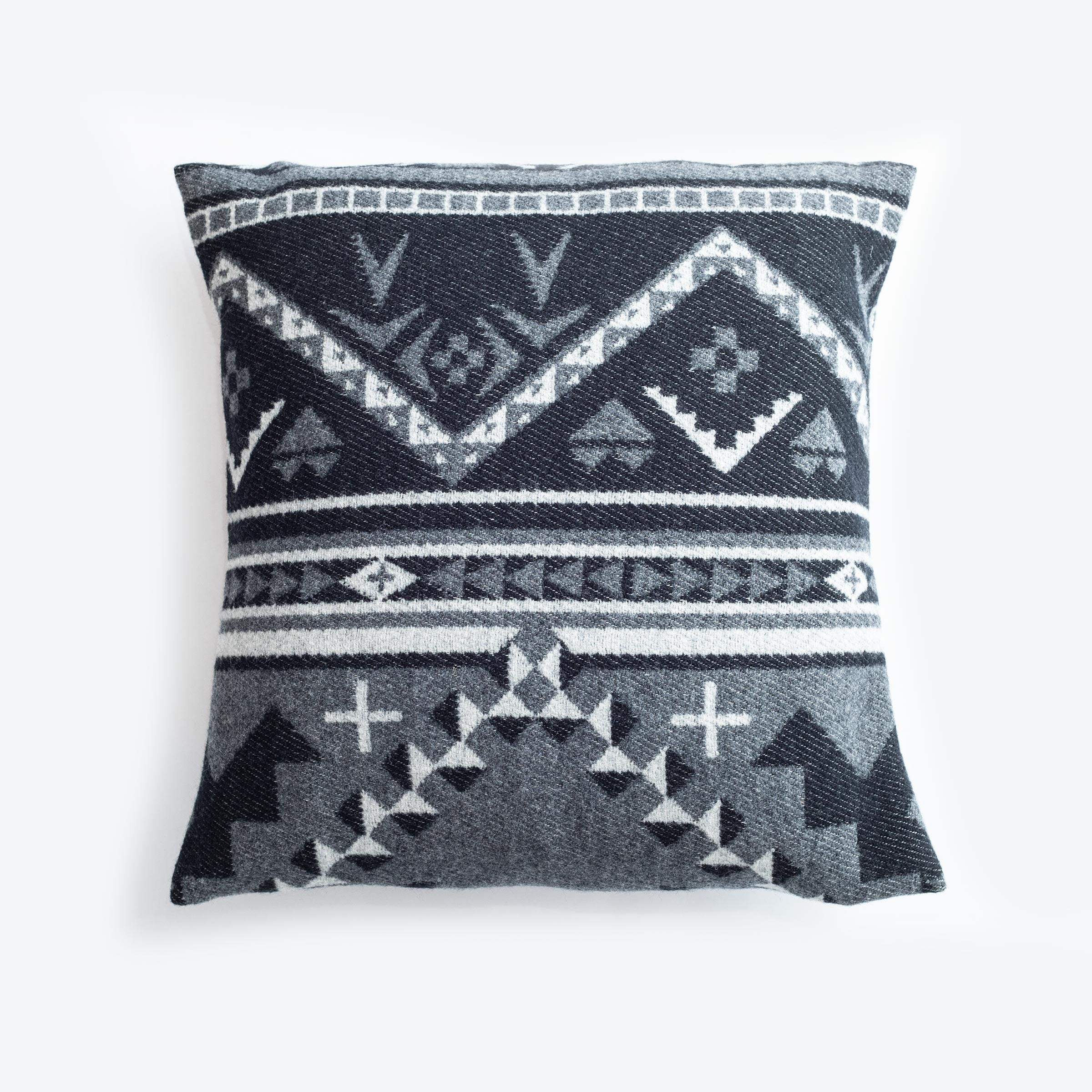 Wolf throw online pillow